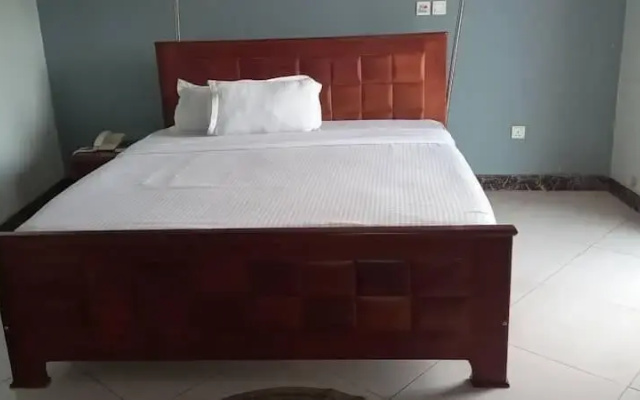 Super Paradise Hotel
