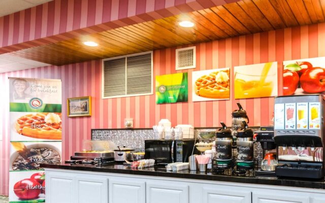 Econo Lodge Inn & Suites Oconto