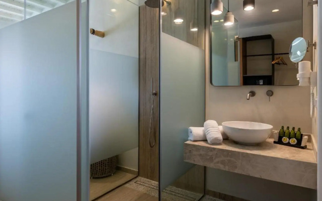 Poseidon Hotel & Suites
