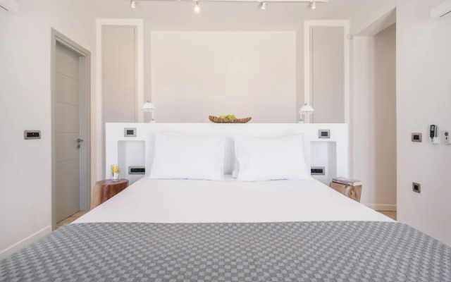 Luxury Villa With Pool And Sea View..!