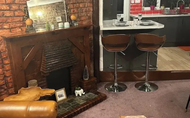 Gloucester - 2 Bed House - Sleeps 7 - Pet Friendly