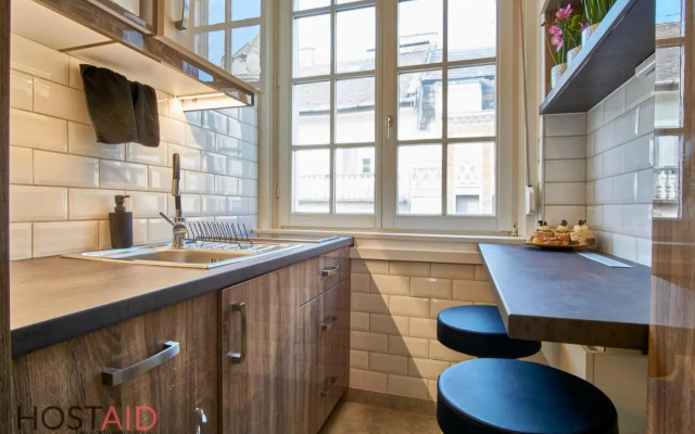 R7 Design Apartment - hostAID