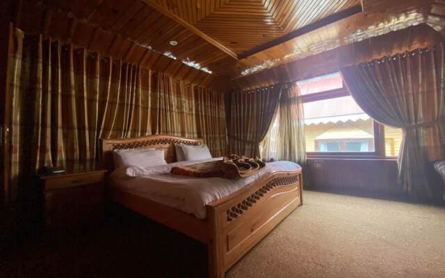 PinePark Lake Luxury Resort Naran