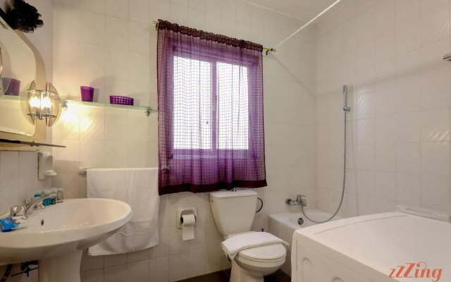 Seaside 2 Bedroom Apt w Side Sea Views - New