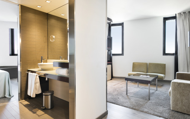 Отель Barcelona Condal Mar Affiliated by Meliá