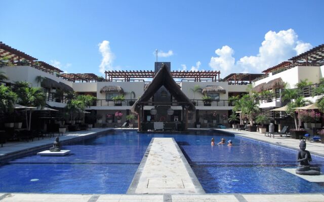 Aldea Thai Jr Suite by SunandSea