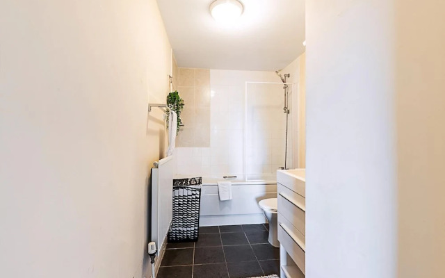 Sleek Flat w/ River Views In Canary Wharf