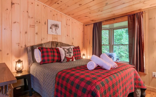 Treehouse Falls - 2 Br Home