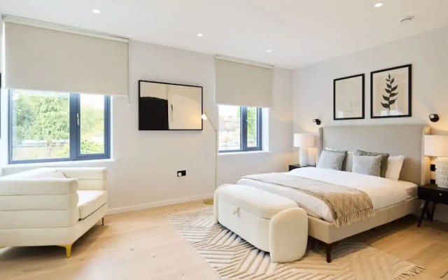The Brondesbury Hideaway - Stylish 3bdr Flat With Balcony Parking