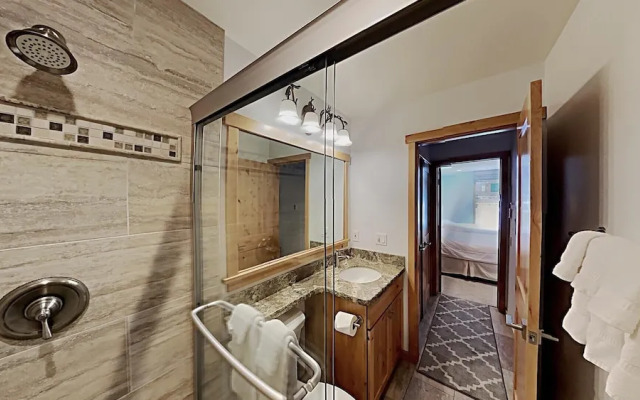 One Bedrooms At Snowbird Condos Slopeside - Free Wifi & Assigned Parking!