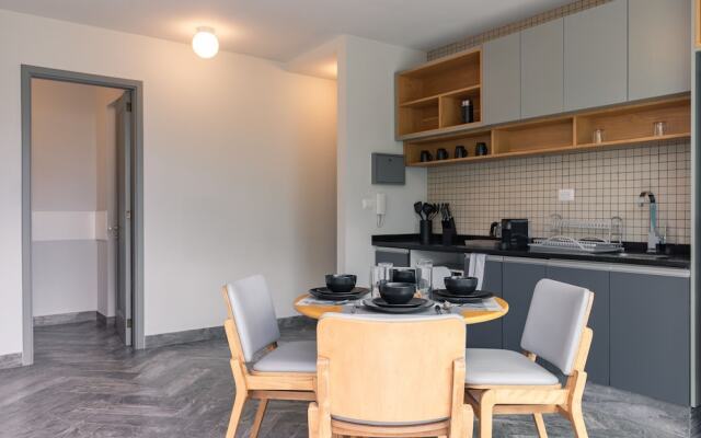1BR Top Floor in an Art Deco Building!