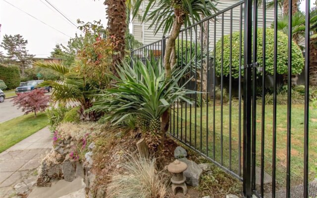 Fremont Oasis - Two Bedroom Home with Fireplace