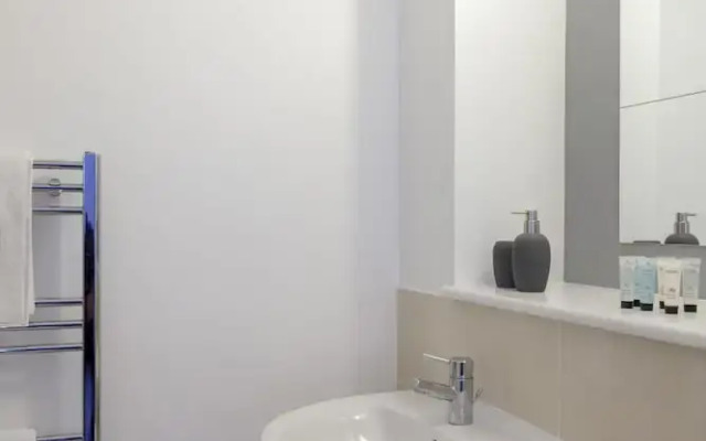 PM & Charles Luxury Apartments - 2 Bedroom - City Center - Parking
