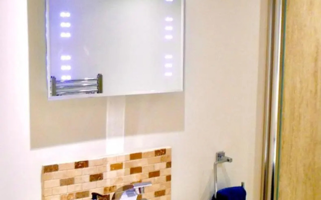 “Dragons Den” Centrally located Modern Apartment