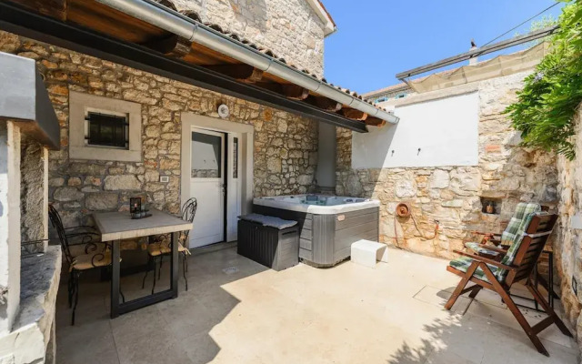 Warm Holiday Home With Terrace