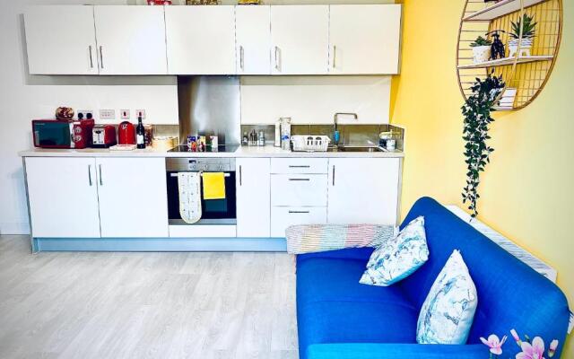 Modern townhouse, Sleeps 4 with parking