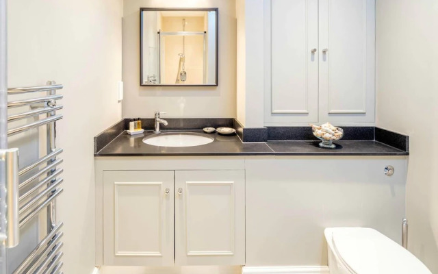 Bright Flat for 6, Near Victoria and Warwick sq