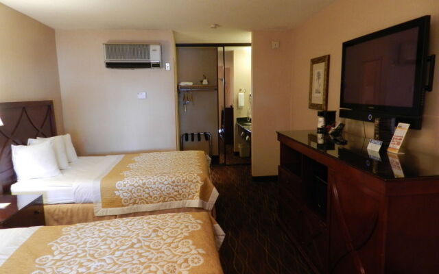 Days Inn & Suites by Wyndham San Diego Near Sea World