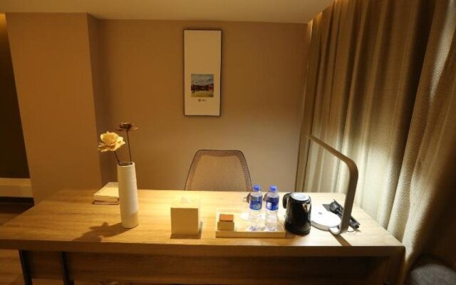 Yan'an Baimi Avenue Baotashan Atour Hotel