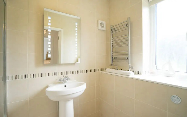 Peveril House, Spacious Eco-friendly Holiday Home