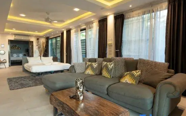 *Seaside Group Getaway • Up to 16 Guests v104
