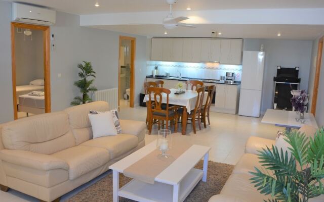Large Villa With Private Pool and Five Bedrooms in Benijofar