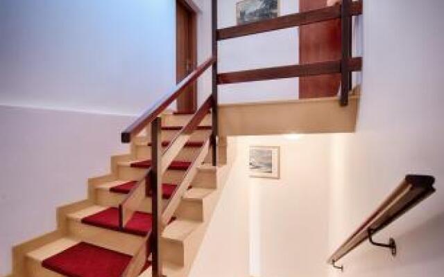 Apartments and Rooms Dis