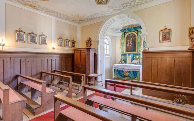 Lavish Castle in Riedenburg with Garden near Lake