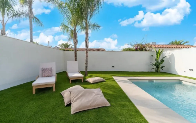 Sunny Villa by Platja Ardiaca