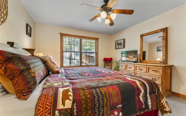 Whispering Woods Lodge - Sleeps 6 2 Bedroom Home by RedAwning