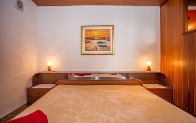 Apartments and rooms Anita