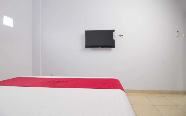 RedDoorz near Siloam Karawaci 2