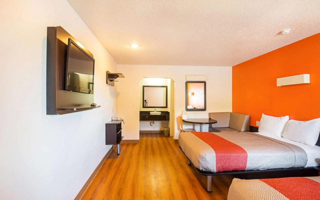 Motel 6-Blue Springs, MO