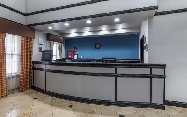 Quality Inn & Suites I-35 E / Walnut Hill