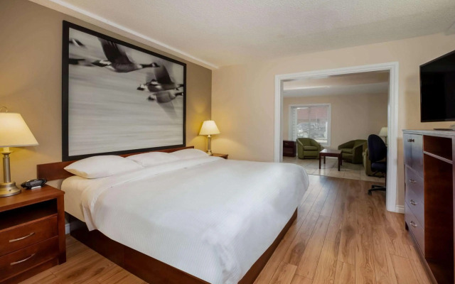 Super 8 by Wyndham Smoky Lake