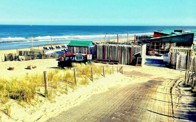 Trendy Lodge With two Bathrooms Near the Sea