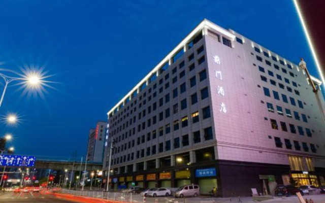 Qianmen Holiday Inn (Zhuhai City Rail Mingzhu Station)