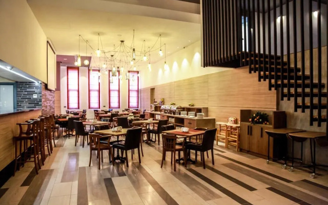 Амери Плаза