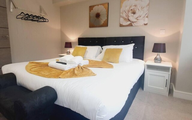 1braptmt W/king BED 4guests Embankmnt Parkg Wifi