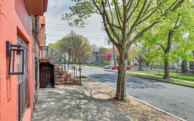 Walk to Downtown Albany: Ten Broeck Triangle Apt!