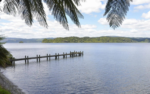 Lakefront Holiday Home