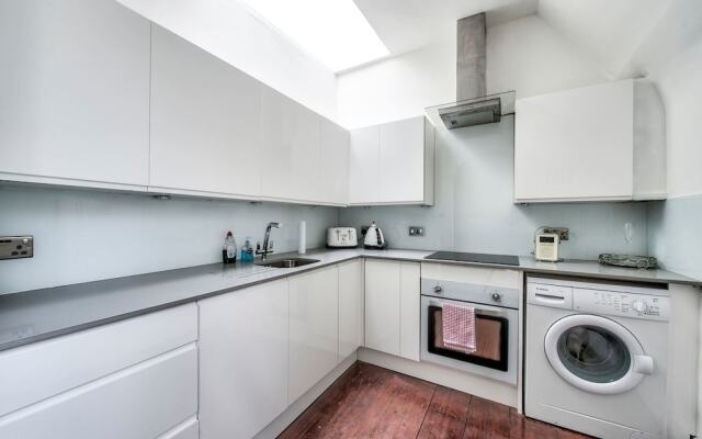 Modern 2BR Home on the Royal Mile!