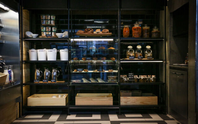 Century City Hotel Urban Square