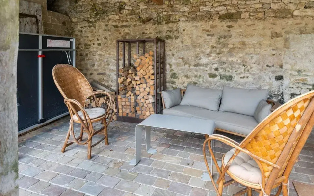 Charming Holiday Home in Yevre-la-Ville with Pool