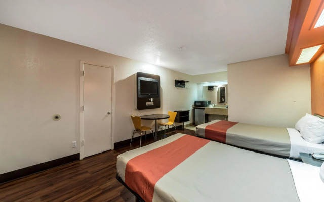 Motel 6 San Antonio, Tx - Frost Bank Center