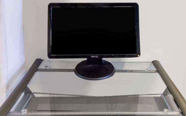 Super 8 by Wyndham Cleveland TX