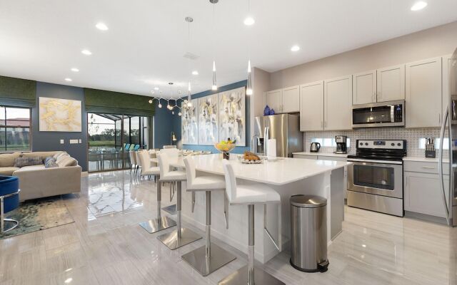 St010v: 10 Bed, Spiderman, Fashionista