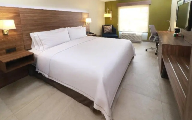 Holiday Inn Express Guadalajara Aeropuerto an IHG Hotel