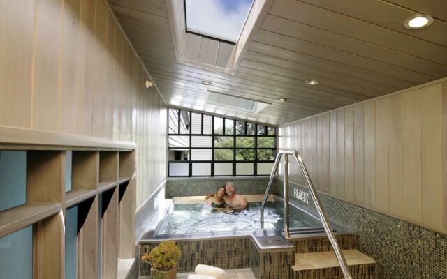 456 Embarcadero Inn & Suites