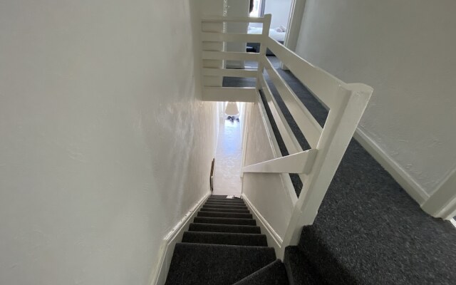 Beautiful Modern 3-bed House in Wallasey Near City